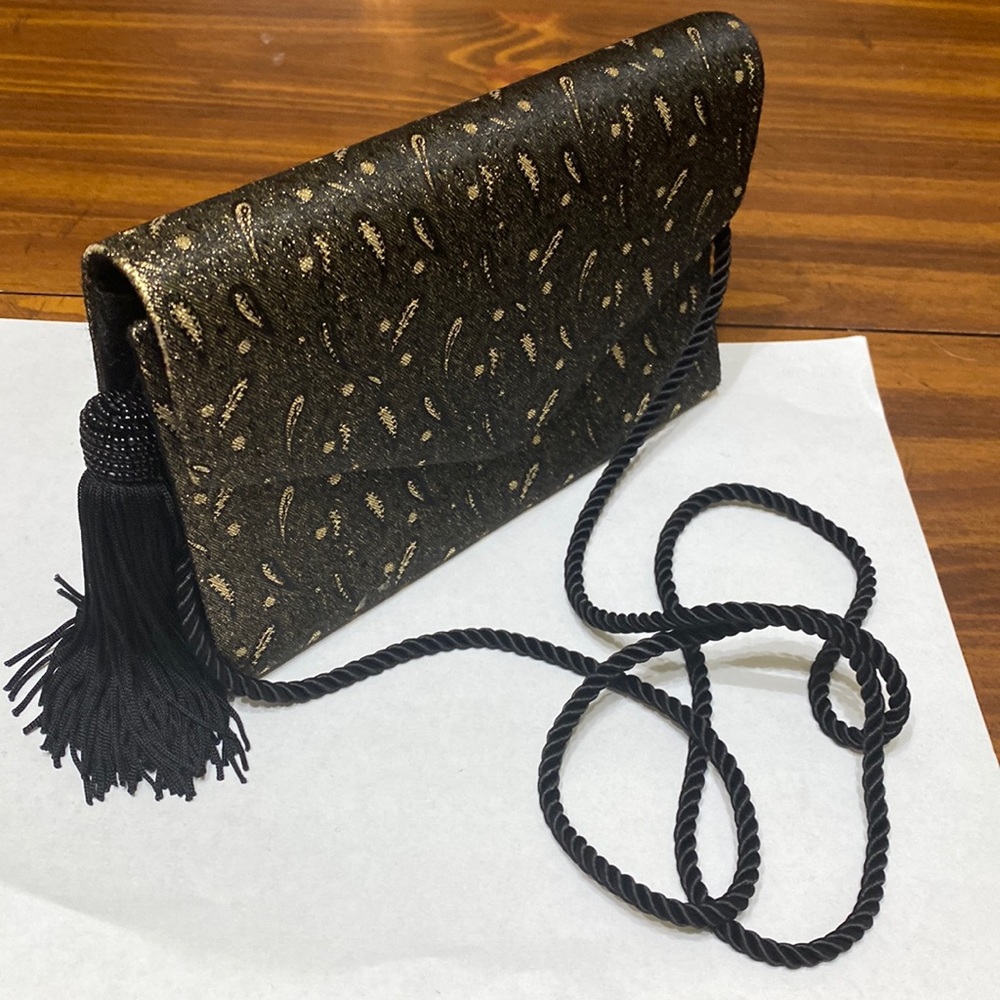 Carolyne barton night bag , black and gold color.great condition